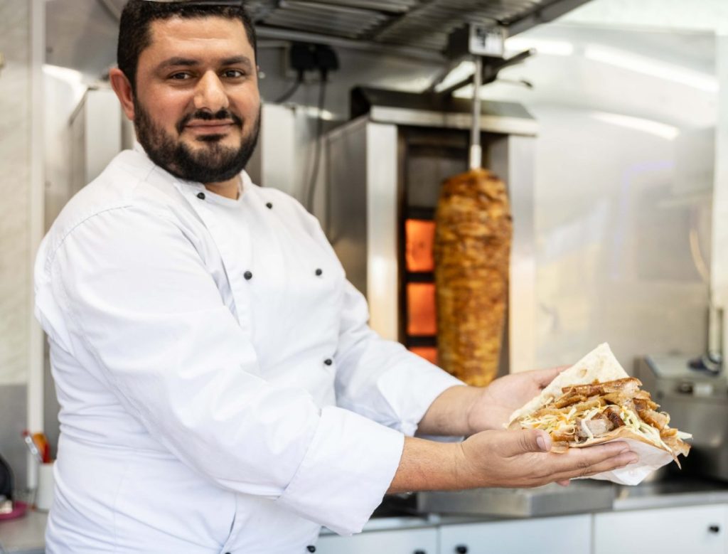 Dönermann Ercan kann sowohl mit dem Dönerspieß als auch mit Kritikern gut umgehen.