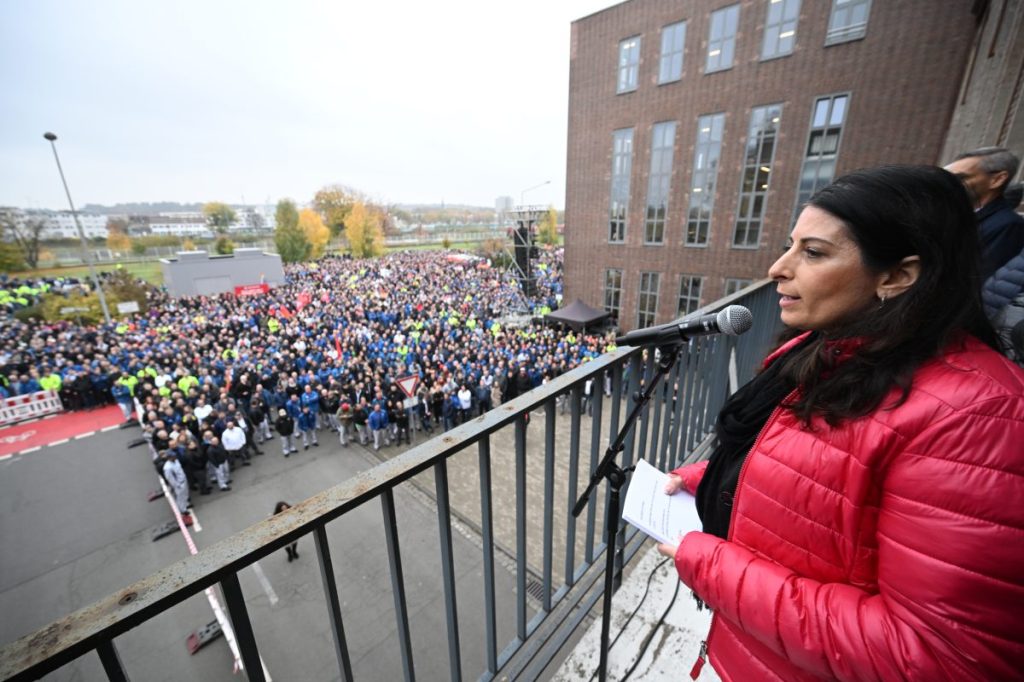 VW-Betriebsratsvorsitzende Daniela Cavallo bringt eine Hiobsbotschaft mit.