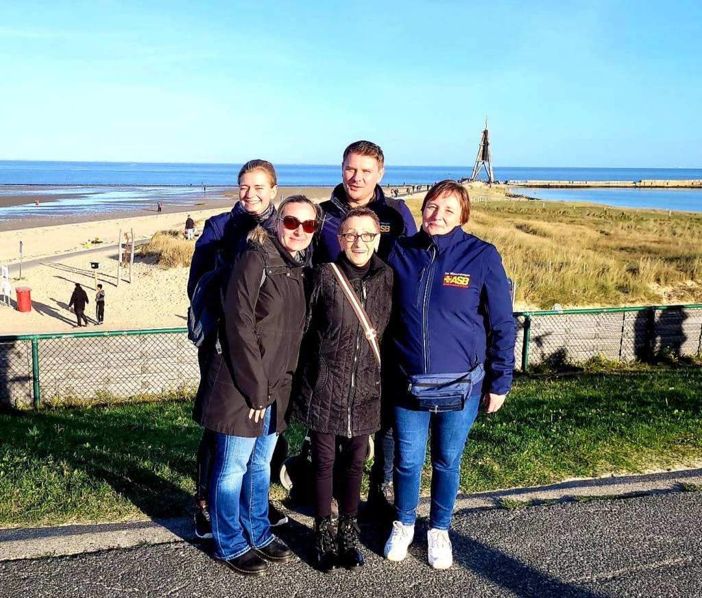 Die "Wünschewagen-Familie" des Tages: Heidemarie mit Tochter Melanie und unseren drei großartigen Ehrenamtlichen Anni, Melli und Dennis.