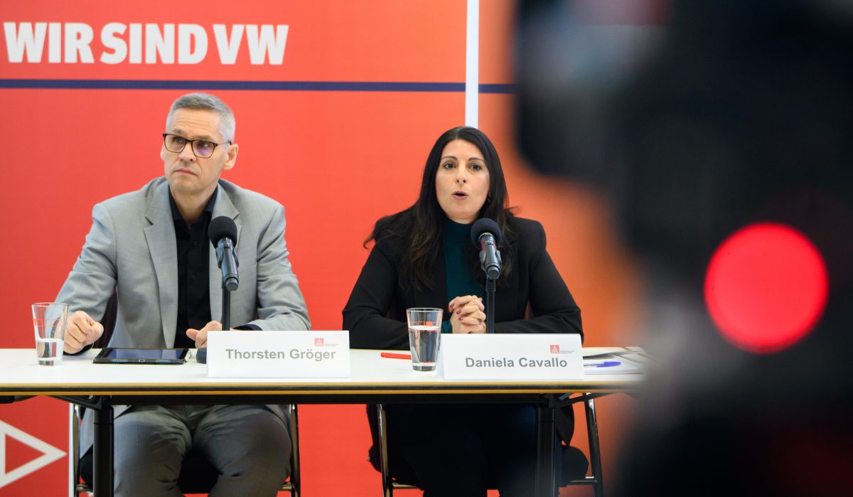 Thorsten GrÃ¶ger, IG Metall-VerhandlungsfÃ¼hrer, und Daniela Cavallo, Gesamtbetriebsratsvorsitzende Volkswagen, sprechen bei einer Pressekonferenz. Die IG Metall und der Volkswagen-Gesamtbetriebsrat prÃ¤sentieren Eckpunkte eines Gesamtkonzepts fÃ¼r Volkswagen.