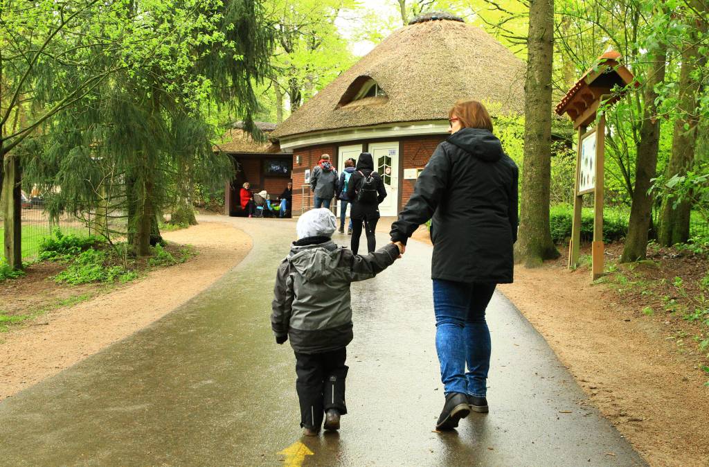 Besucher im Wildpark Schwarze Berge im niedersächsischen Rosengarten