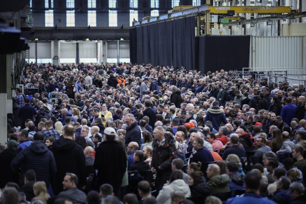 20.000 VW-Mitarbeiter quetschten sich in Halle 11. Tausende hörten von draußen zu.