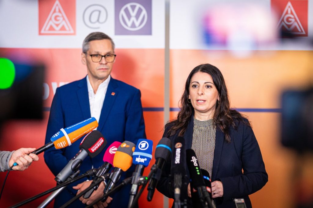 Gröger und Betriebsratschefin Cavallo