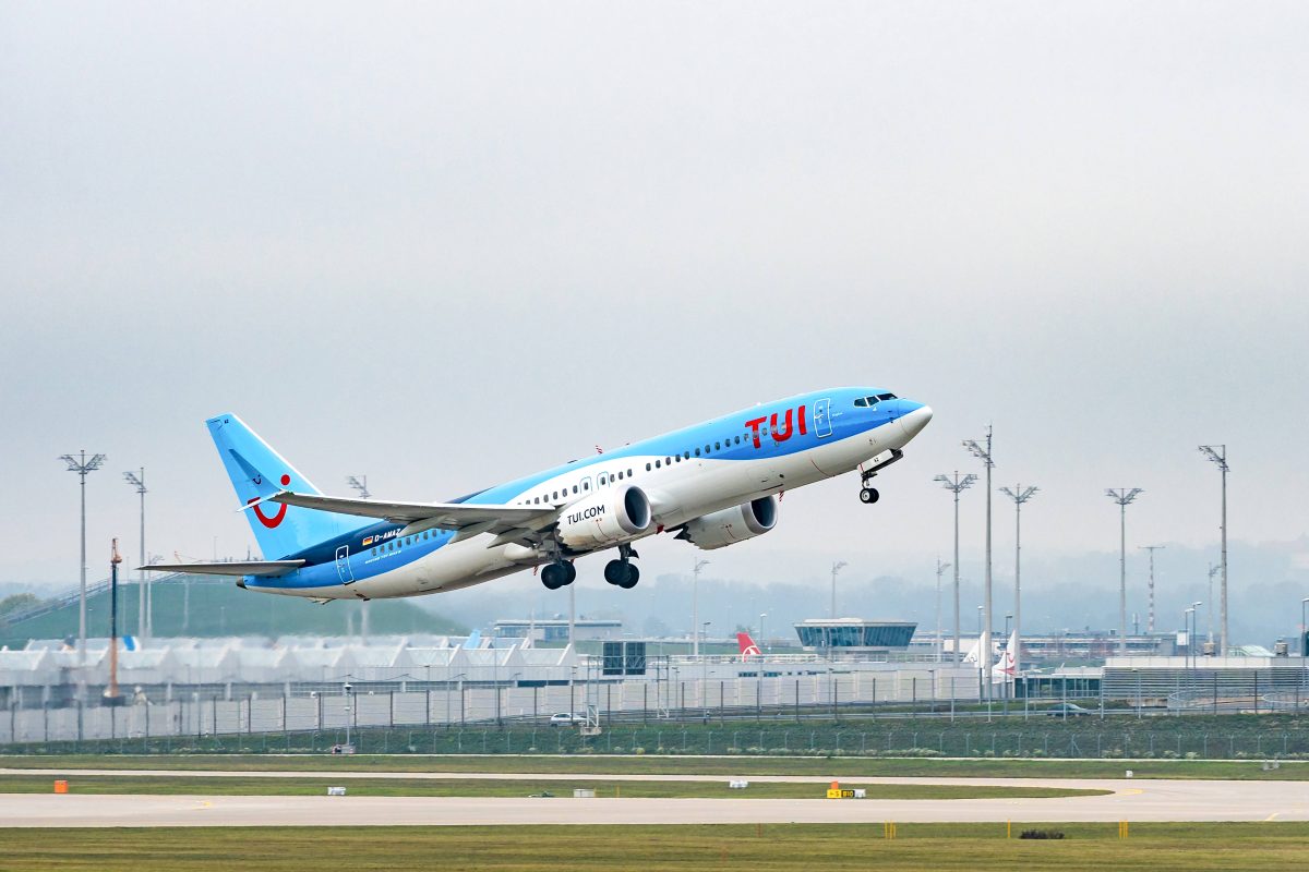 Tui Flugzeug beim Start