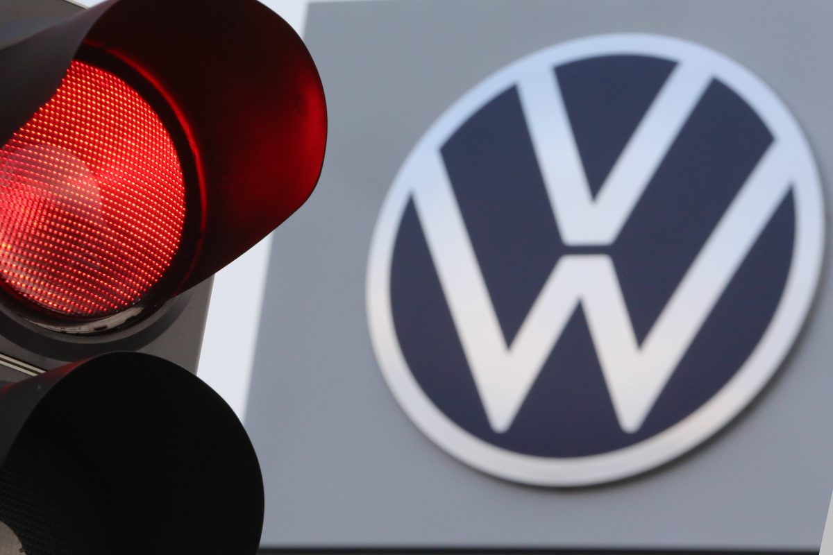 Eine rote Ampel vor dem VW-Logo