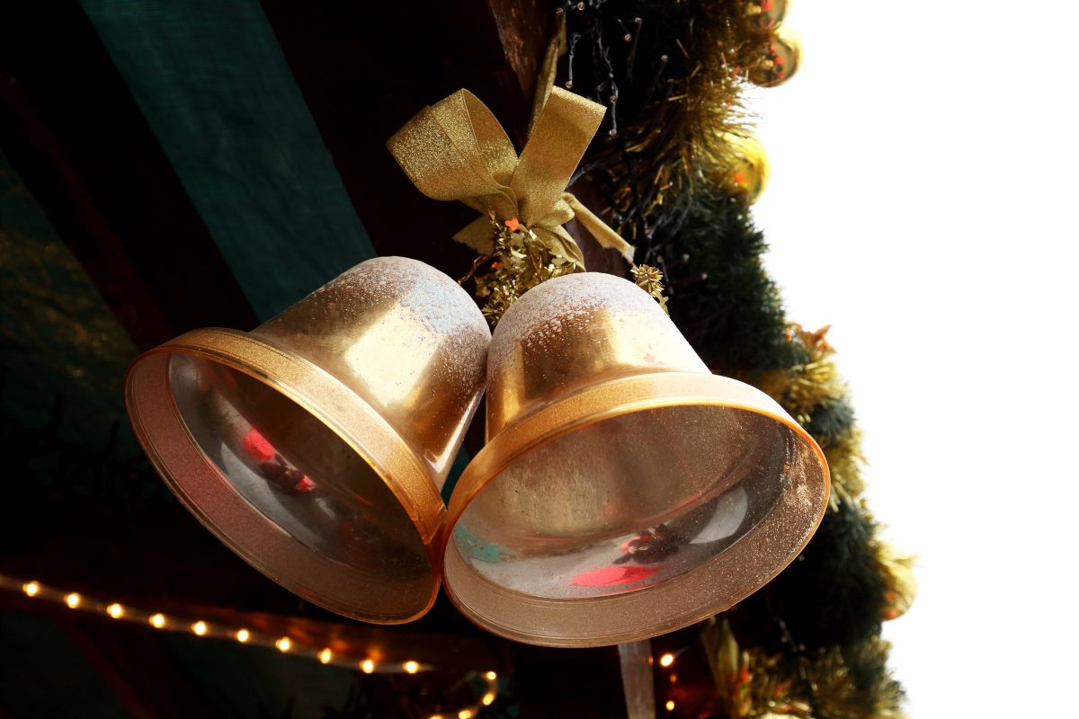 Glocken an einer festlich dekorierten HÃ¼tte, beim Weihnachtsmarkt im Harz