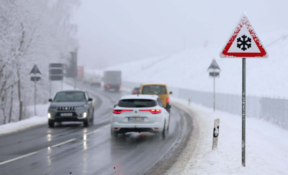 Fahrzeuge sind auf den winterglatten StraÃŸen im Harz zwischen Elbingerode und Hasselfelde unterwegs. (Symbolbild)