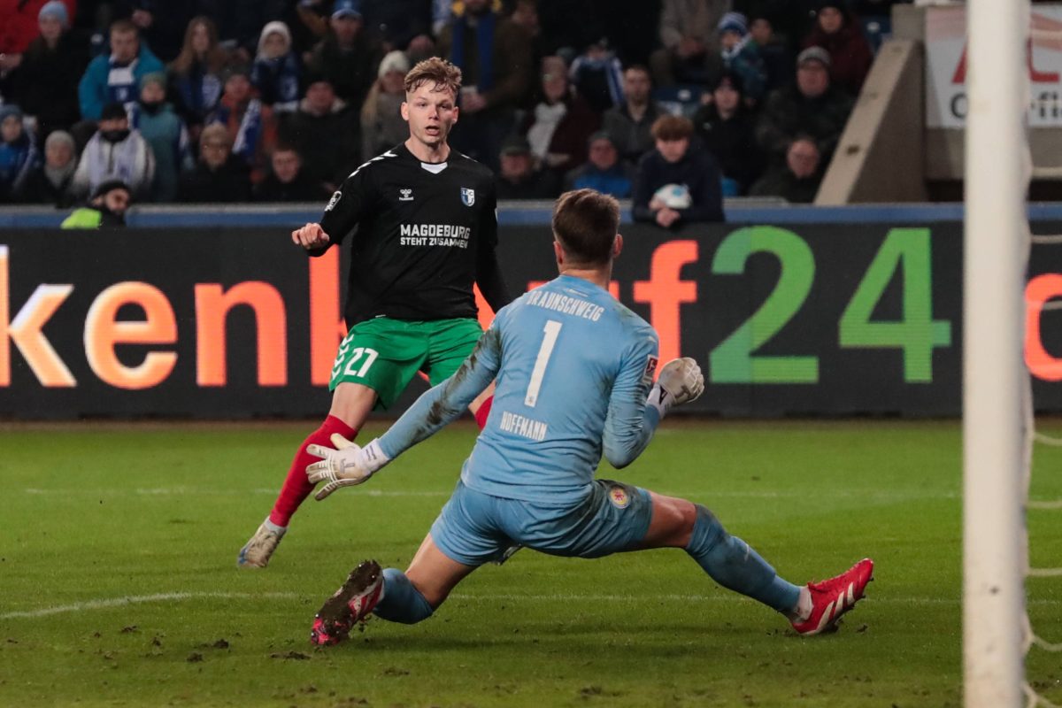 Ron-Thorben Hoffmann zeigt für Eintracht Braunschweig gleich wieder Paraden.