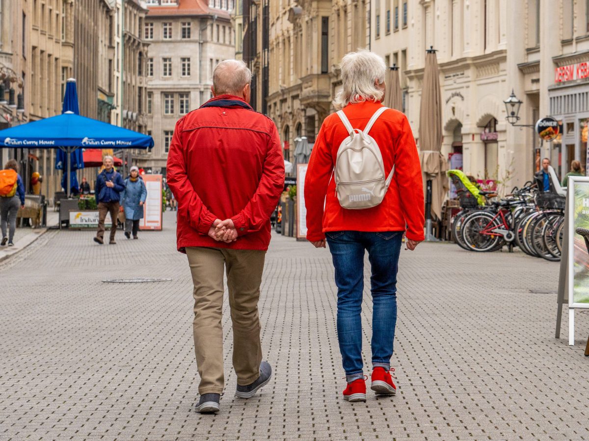 zwei Personen beim Stadtbummel in der Nikolaistraße, Leipzig,