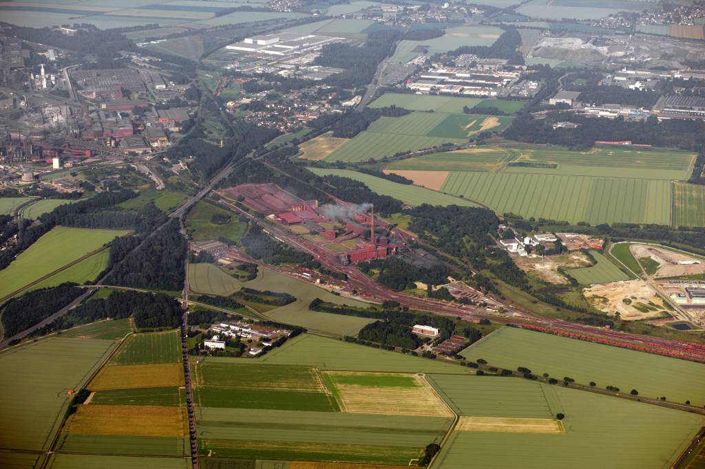 Salzgitter AG, Industrieanlagen mit Kohlehalden bei Salzgitter, Gemeinde Hallendorf, Deutschland, Niedersachsen,