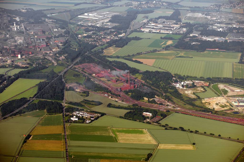 Salzgitter AG, Industrieanlagen mit Kohlehalden bei Salzgitter, Gemeinde Hallendorf, Deutschland, Niedersachsen, 