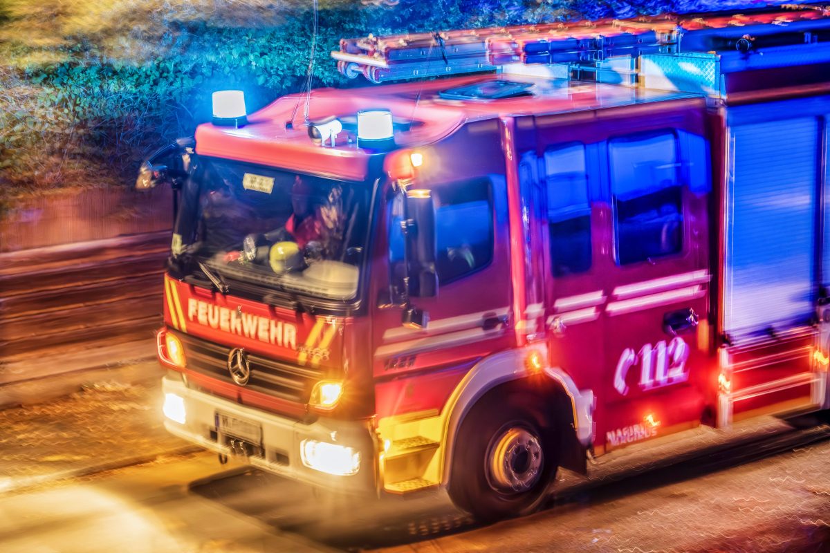 Beim Löschen eines Brandes in einem Harzer Wohnhaus finden Feuerwehrleute einen toten Mann. Noch ist unklar, warum er starb.