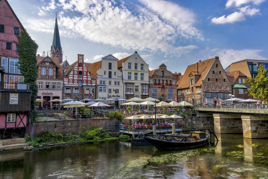 Lüneburger Hafen an der Illmenau mit Alten Hanseatischen Holzbooten und den umliegenden Gebäuden der mittelalterlichen Altstadt