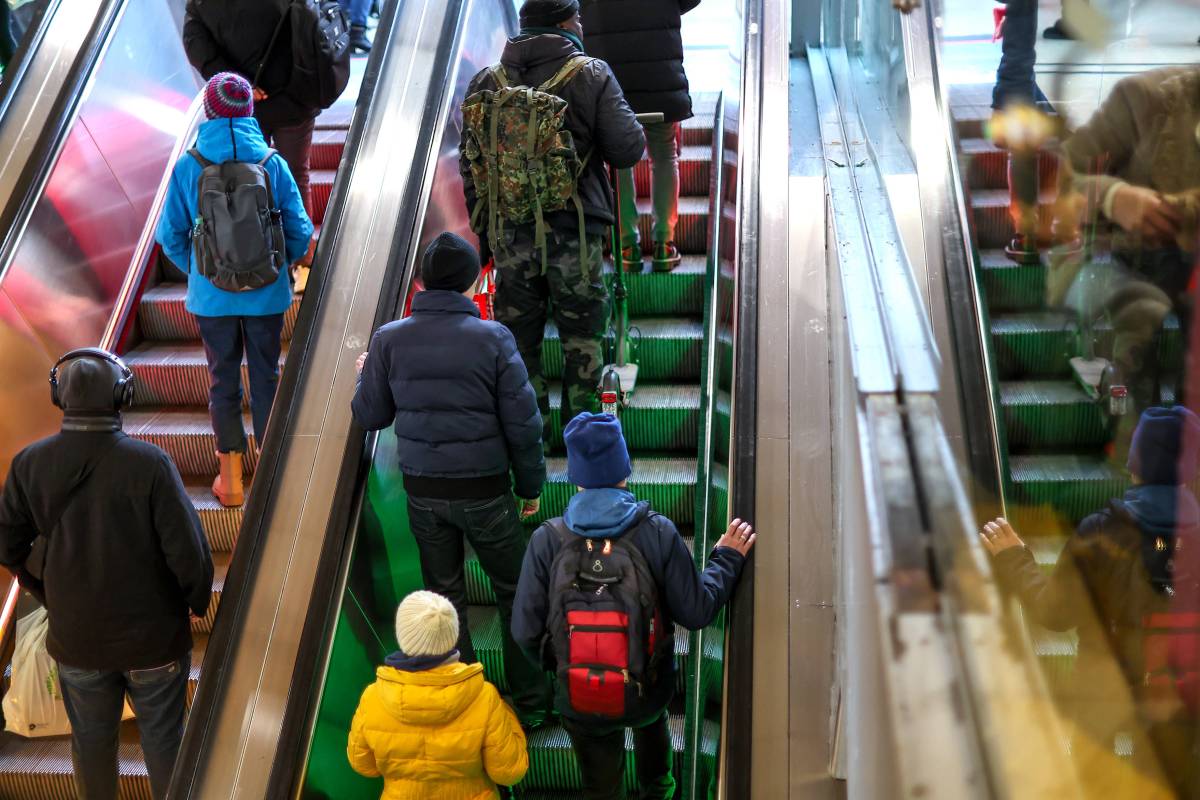 Passanten eilen auf einer Rolltreppe am Hauptbahnhof zu ihrem Gleis