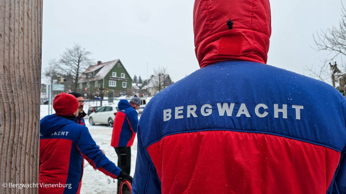 Drei Bergwächter der Bergwacht Vienenburg in voller Montur