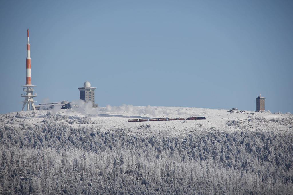 Brocken im Schnee in der Sonne mit Schmalspurbahn
