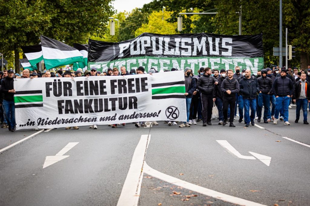 Auch die Hannoveraner demonstrierten gegen den Teil-Ausschluss der Fans.