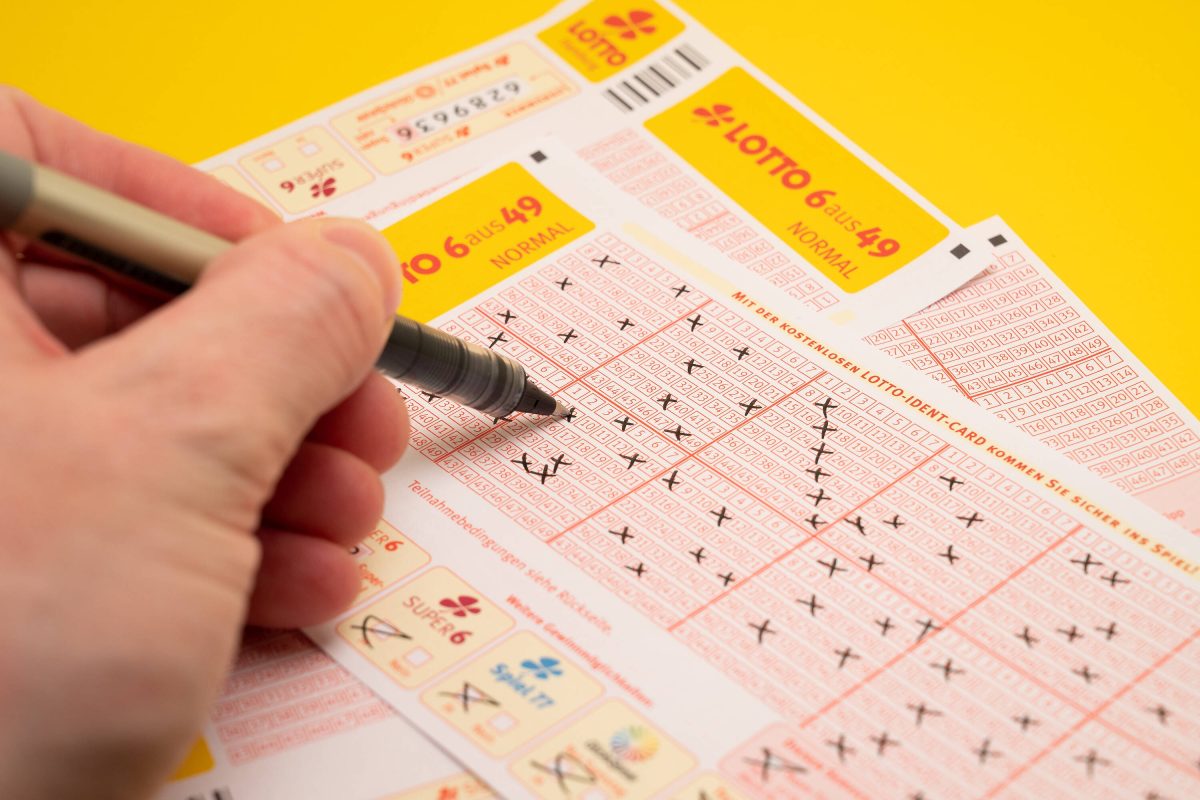 Lotto in Niedersachsen, Lottoschein auf gelben Untergrund (Symbolbild)