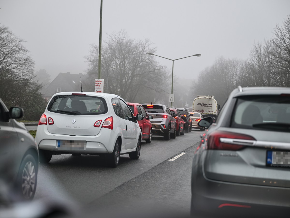 Autos stehen am Mittwoch, 05. Februar 2025 im Stau an der Hatzper Straße in Essen-Haarzopf.