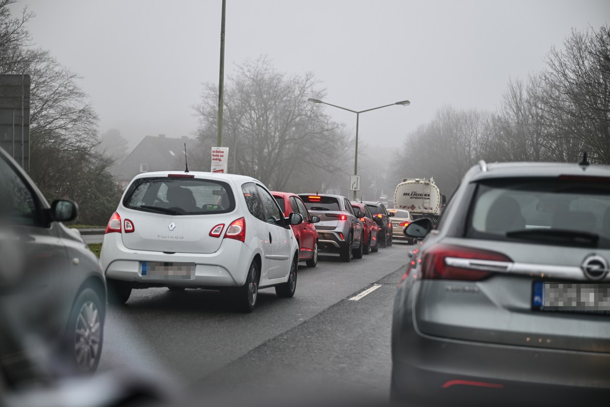 Autos stehen am Mittwoch, 05. Februar 2025 im Stau an der Hatzper Straße in Essen-Haarzopf.