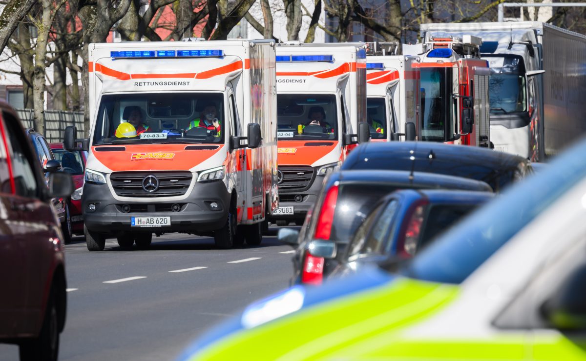 Rettungswagen stehen vor einem Werk von Continental. Nach einer Explosion beim Autozulieferer und Reifenhersteller Continental ist die Feuerwehr in Hannover zu einem größeren Einsatz ausgerückt.