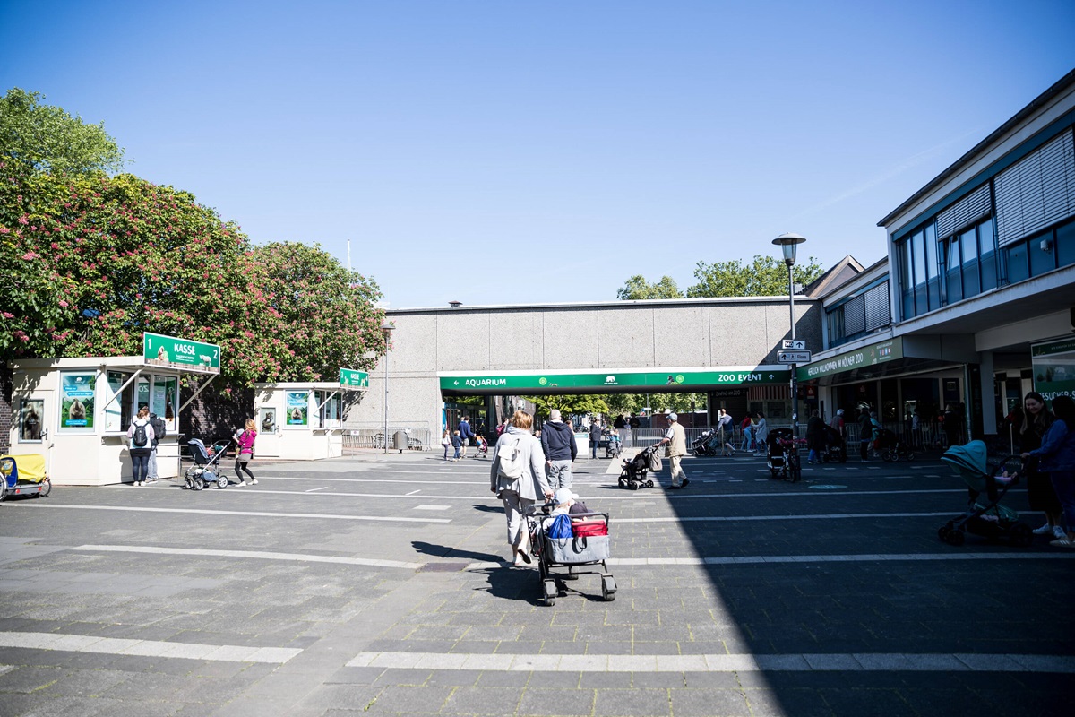 Eingang es Kölner Zoos in der Sonne