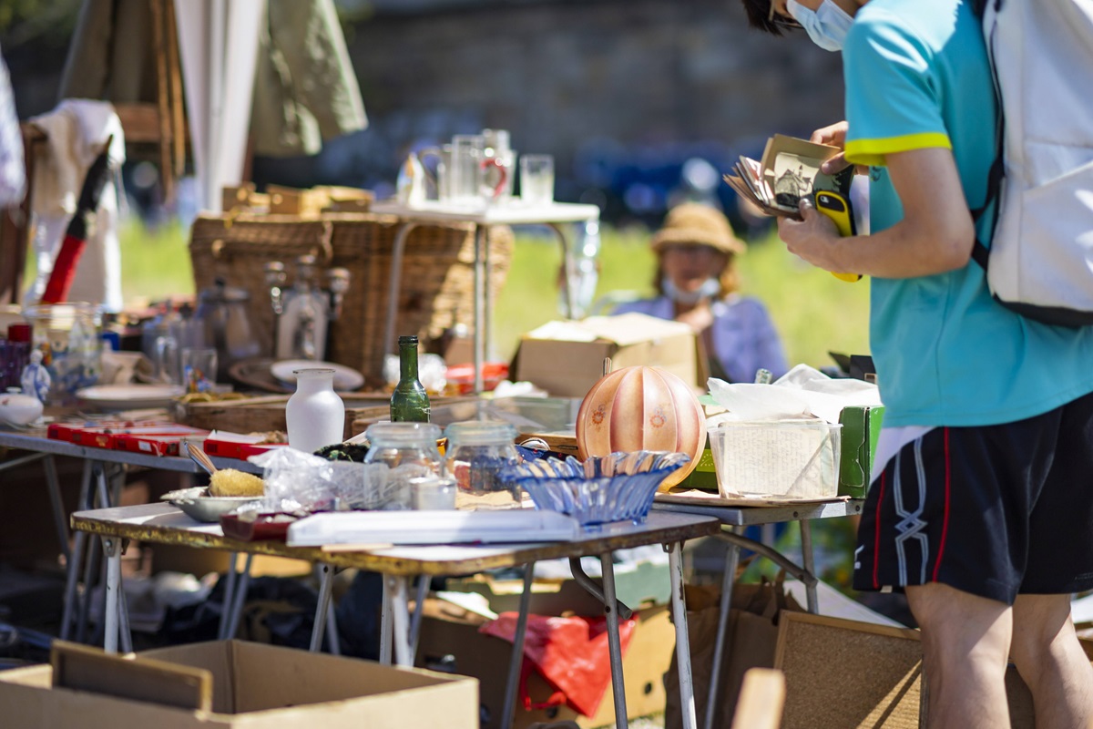 Person auf dem Trödelmarkt am Johannstädter Elbufer