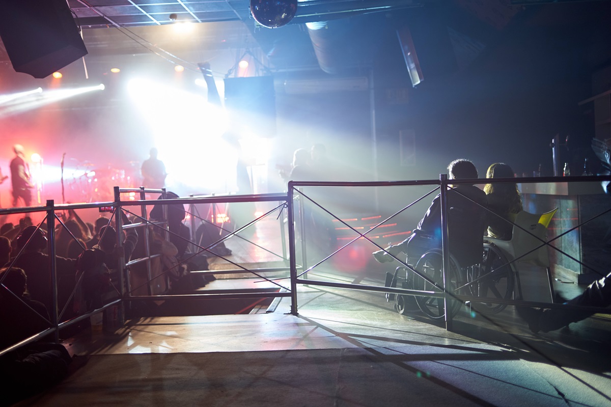 Zwei Personen im Rollstuhl bei einem Konzert