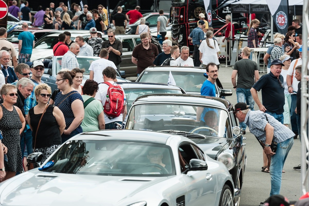 Autos und Besuchende in Hattingen beim Mercedestreffen