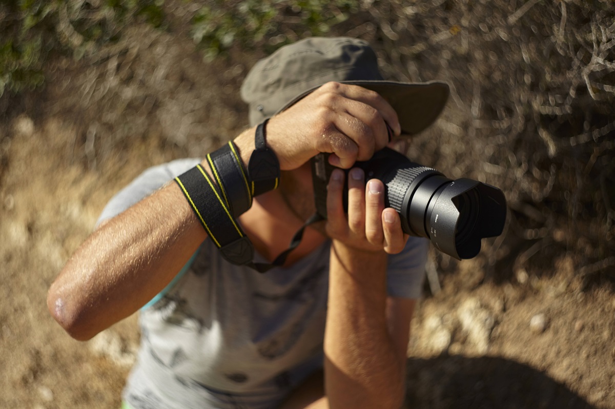 Ein Mann macht ein Foto im Wald