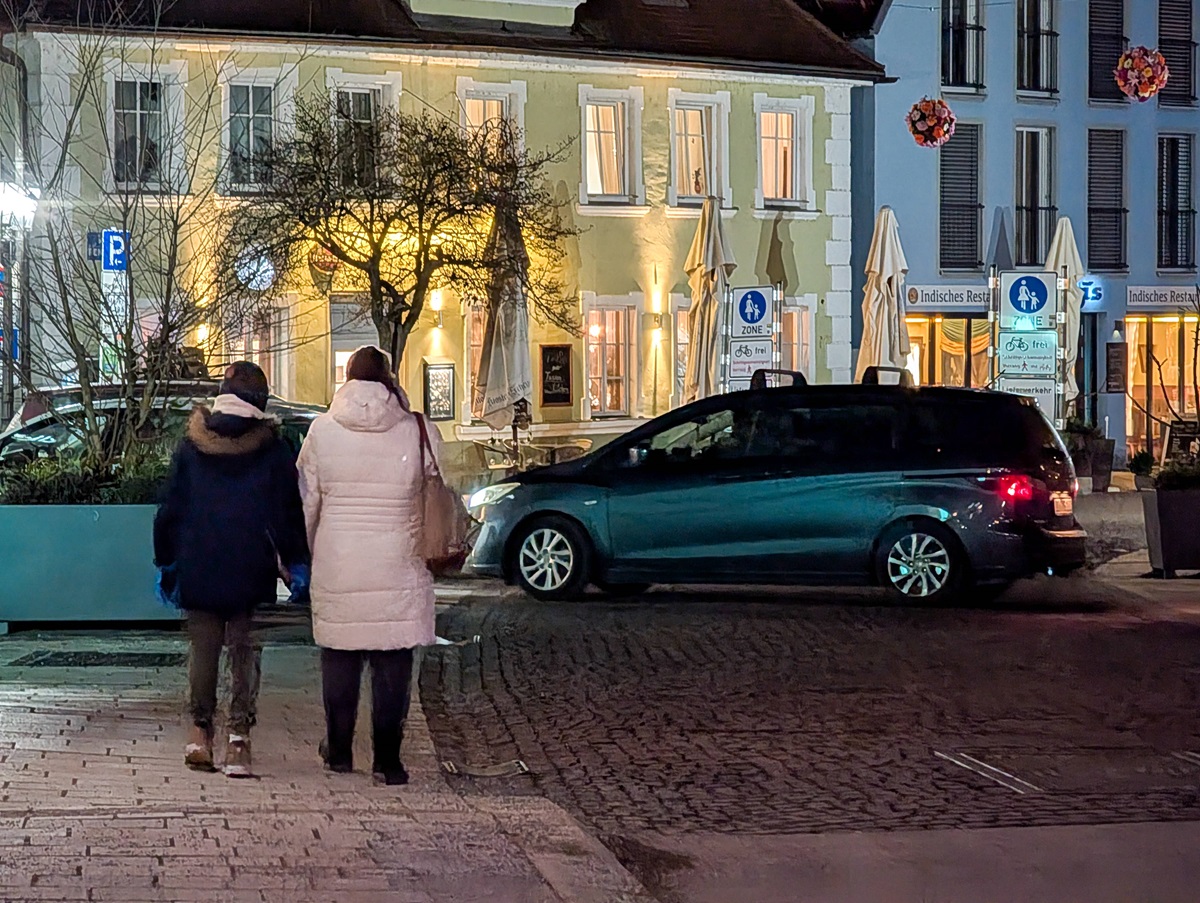 Zwei Personen in der Stadt am Abend