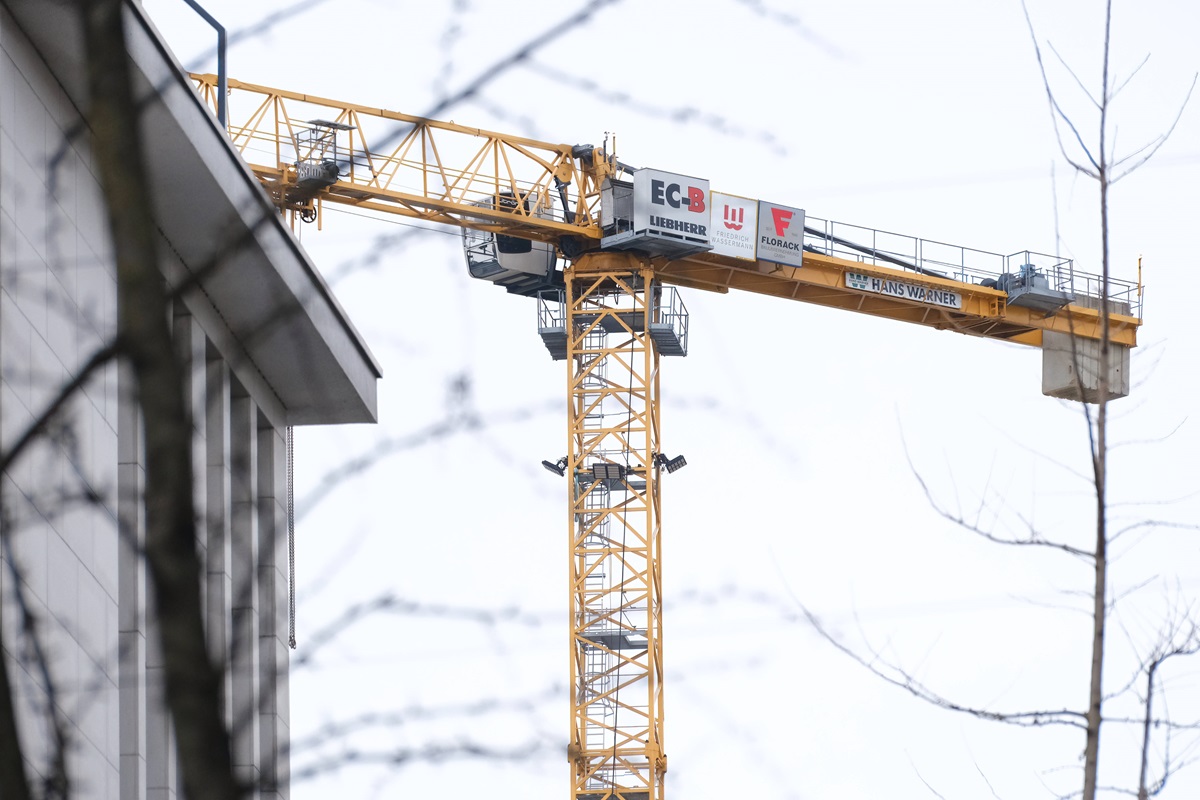 Baukran hinter einer Wohnung