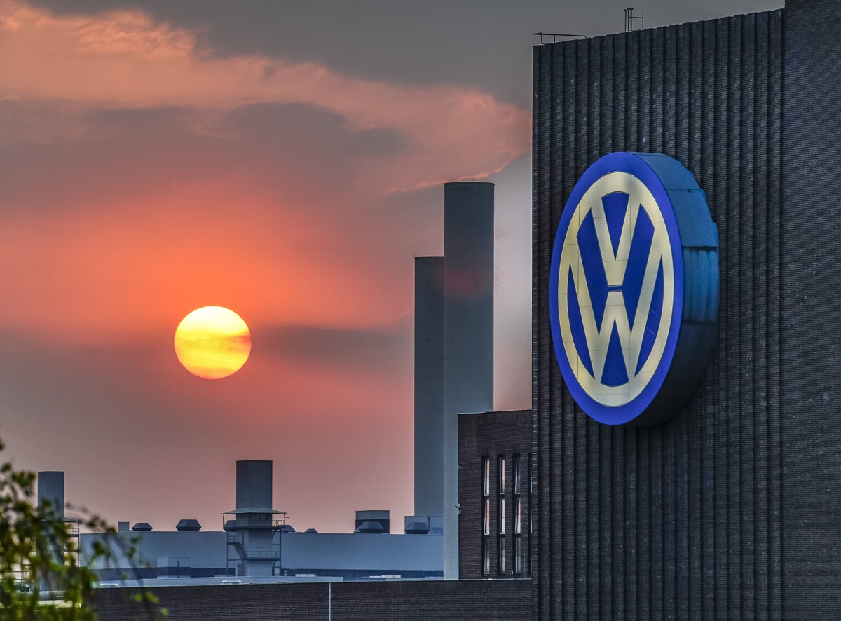 vw werk mit Logo während des Sonnenuntergangs