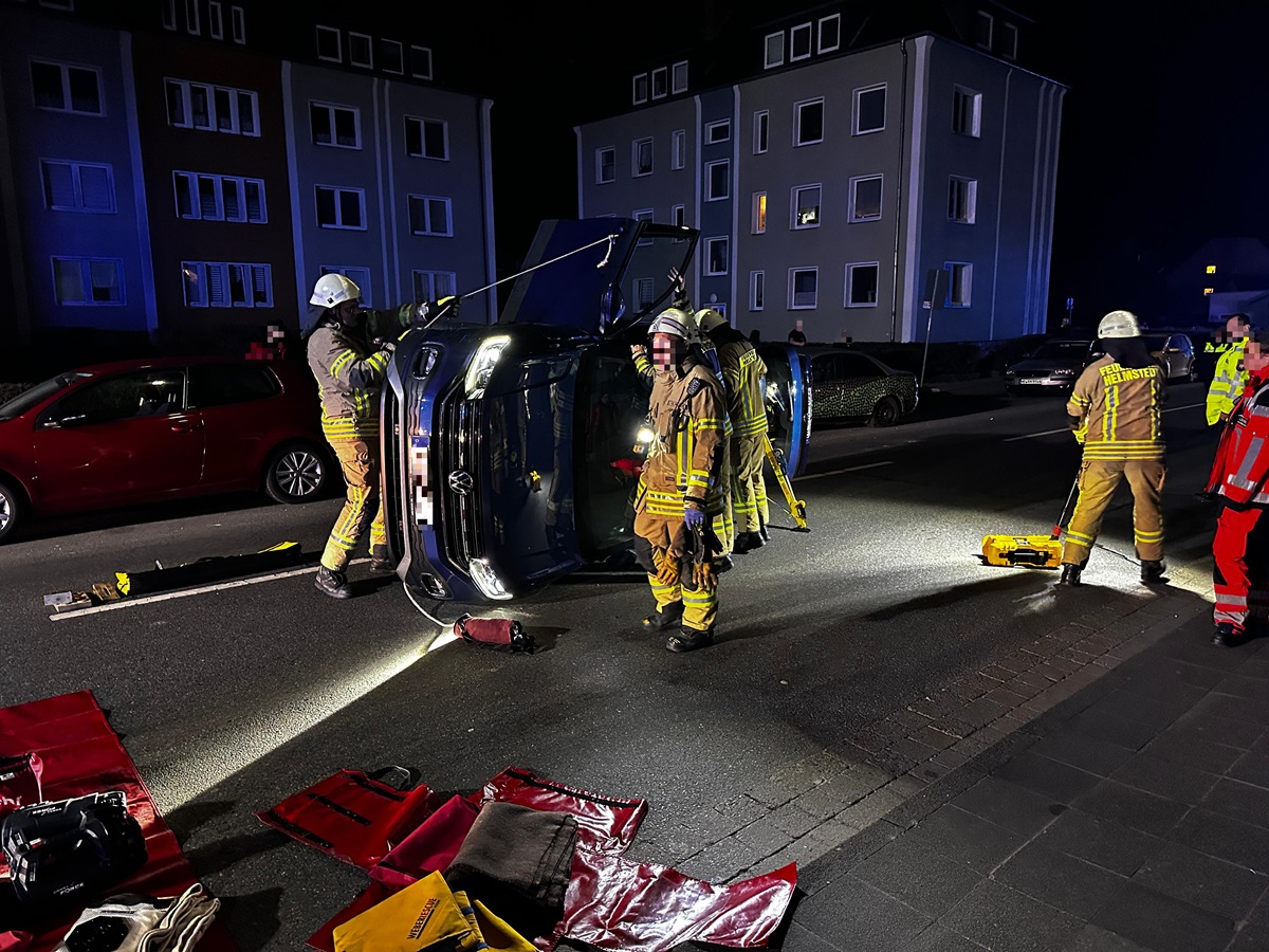 Der VW blieb am Montagabend auf der Seite liegen.