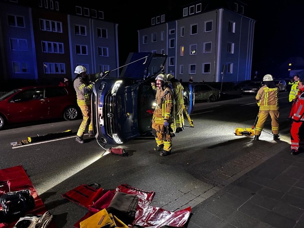 Der VW blieb am Montagabend auf der Seite liegen.