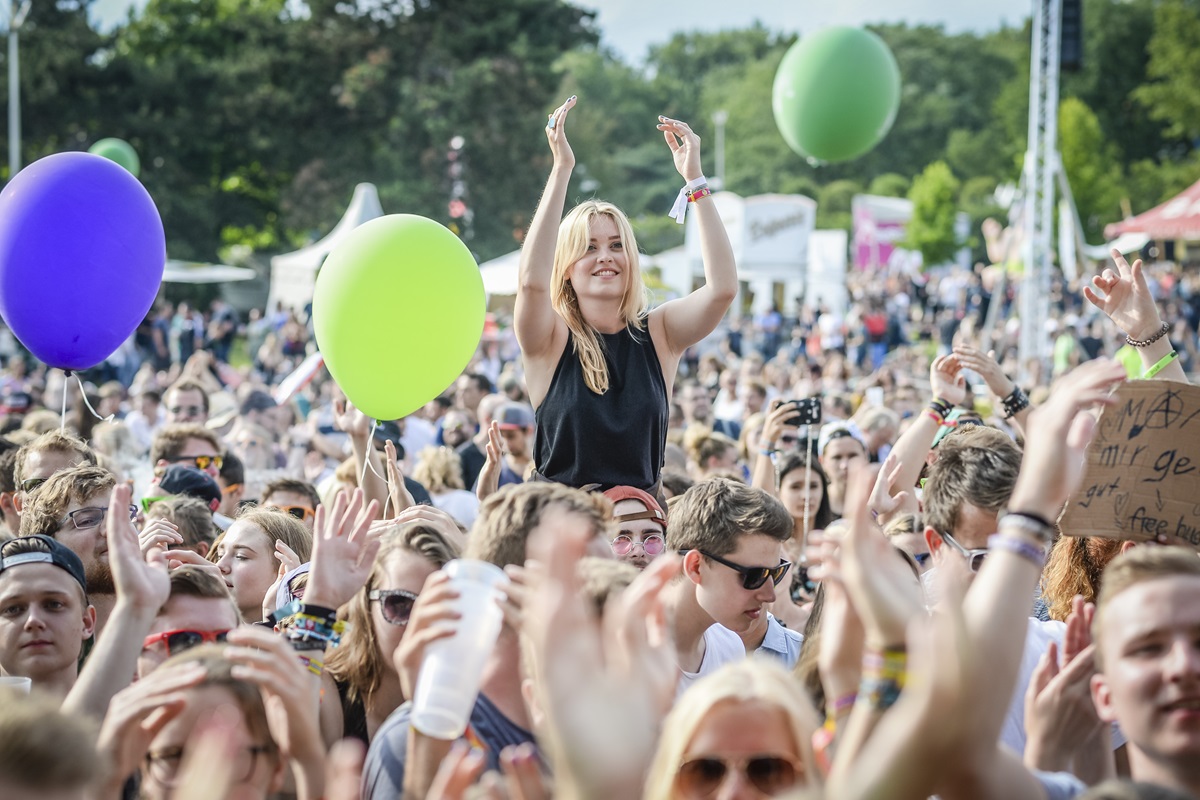 Publikum vor der Bühne beim Juicy Beats Festival 2016 im Westfalenpark