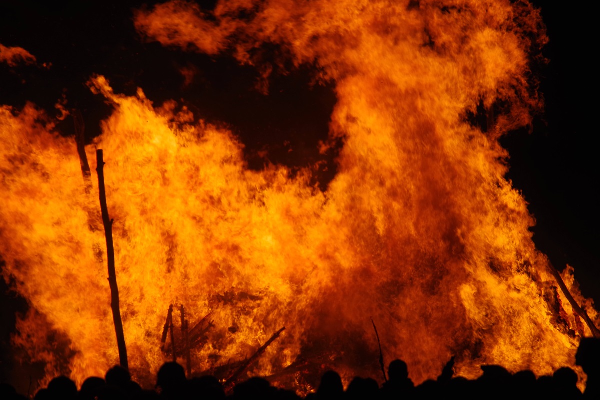 Eine Frau ist am Osterfeuer Salzgitter bewusstlos aufgefunden worden. (Symbolbild)
