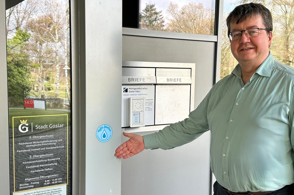 An vielen städtischen Einrichtungen gibt es nun Refill-
Aufkleber erklärt Mario Schmidt, Klimaschutzmanager der Stadt Goslar.
