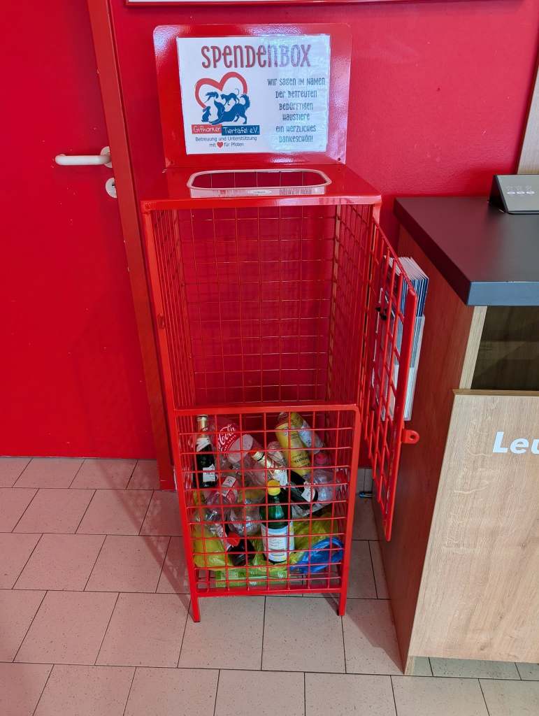 Spendenbox der Tiertafel Gifhorn gefüllt mit Flaschen