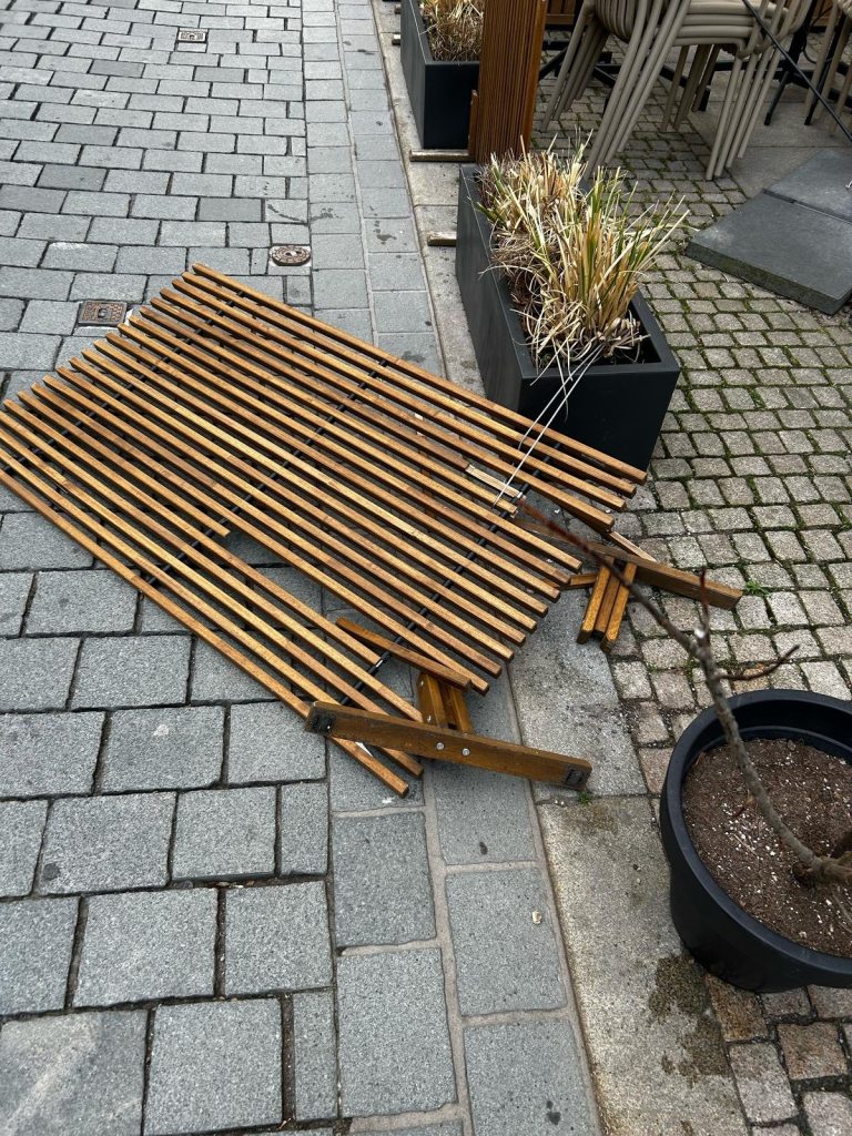Beschädigter Sichtschutz im Café Luma'z