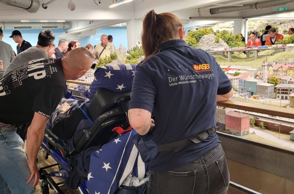 Für Jens geht es auf der Rolltrage durch das Miniatur-Wunderland.