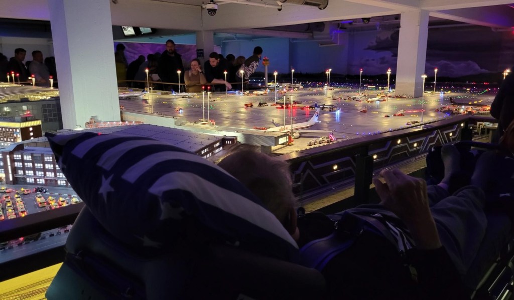 Für Jens geht es auf der Rolltrage durch das Miniatur-Wunderland.