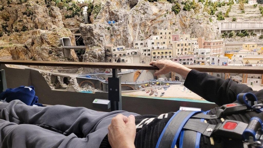 Für Jens geht es auf der Rolltrage durch das Miniatur-Wunderland.