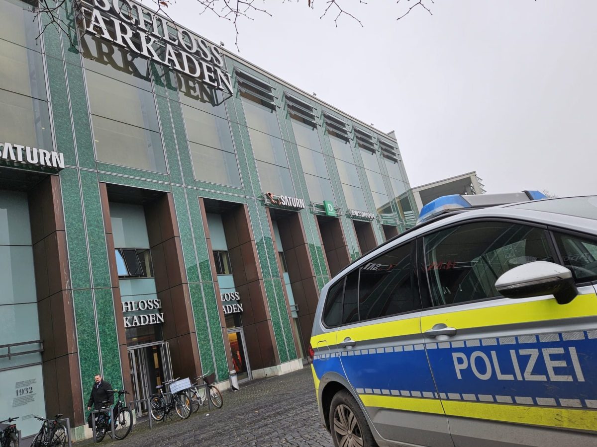 Polizeiwagen vor dem Schloss Braunschweig