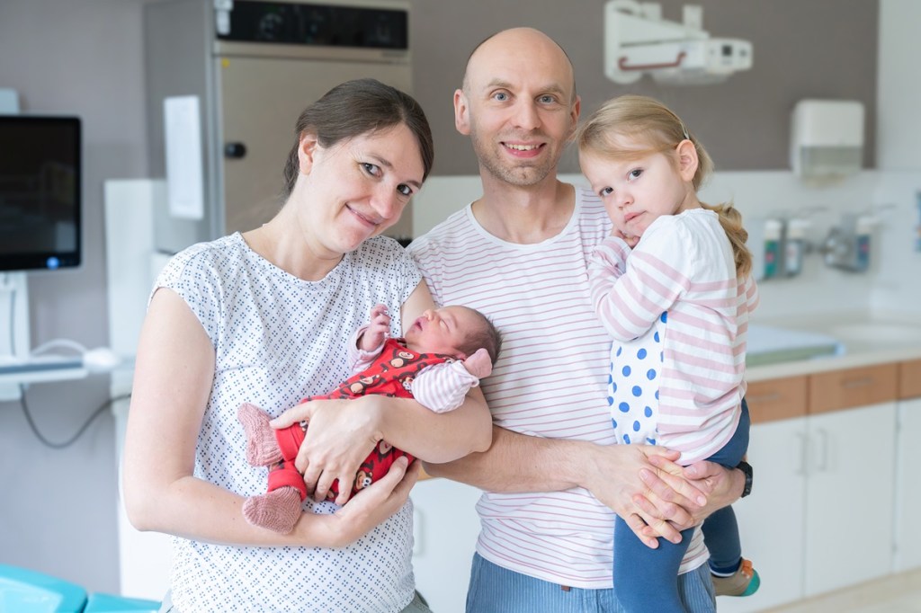 Ein besonderer Moment: Franka – die 1.000. Geburt des Jahres – im Kreis von Mama, Papa und ihrer stolzen großen Schwester.